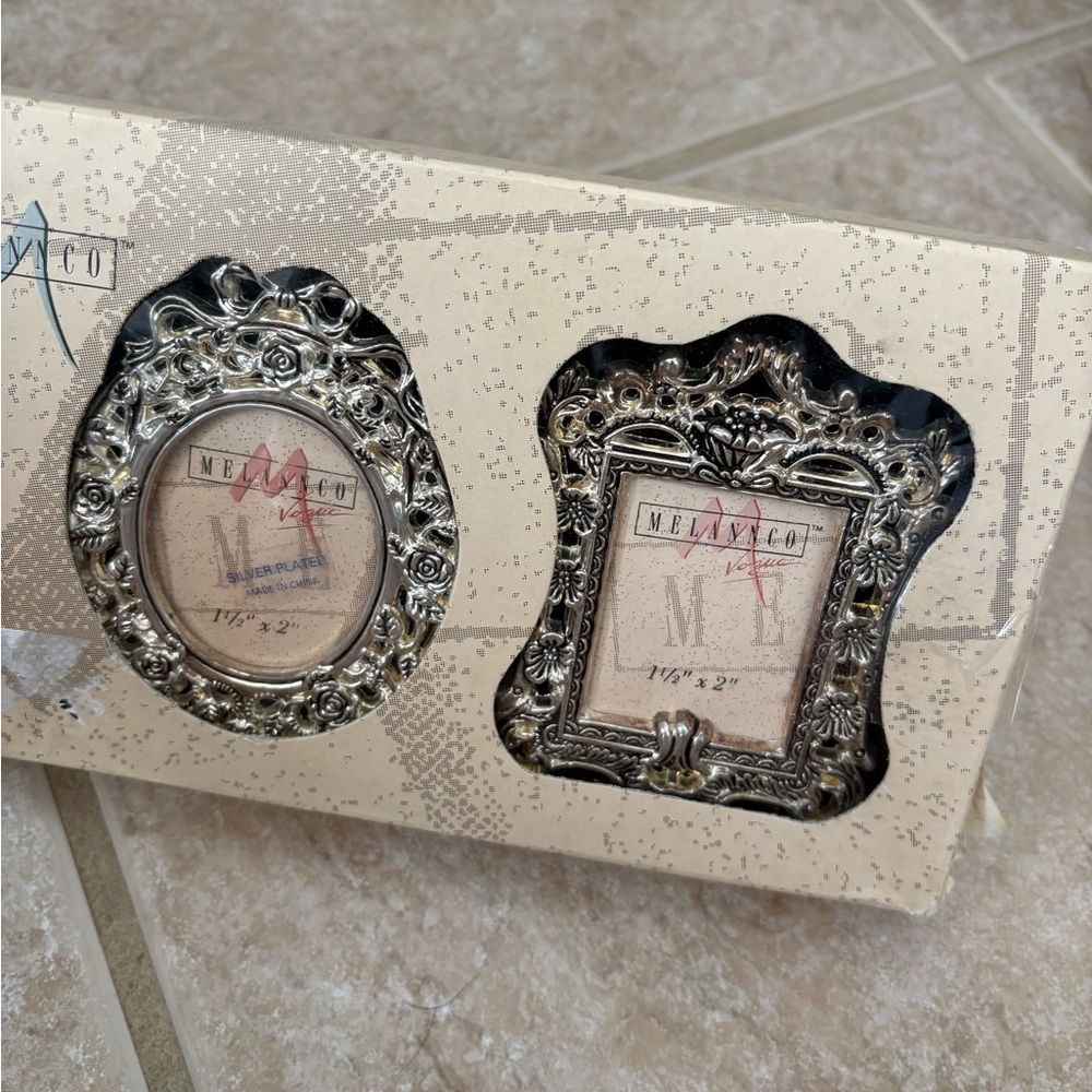 set of 4 vintage 1996 Melannco silver-plated Victorian-style mini picture frames - Picture 3 of 9